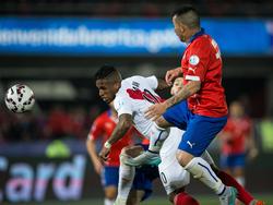 Medel hace una entrada en un duelo contra Perú. (Foto: Getty)