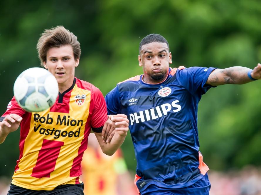 Spits Jürgen Locadia in duel met een speler van DOSKO tijdens de eerste oefenwedstrijd van PSV. (05-07-2015)