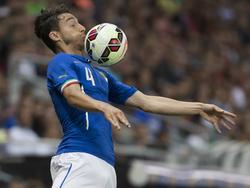 Matteo Darmian controleert de bal op zijn borst tijdens de vriendschappelijke interland van Italië tegen Portugal. (16-06-2015)