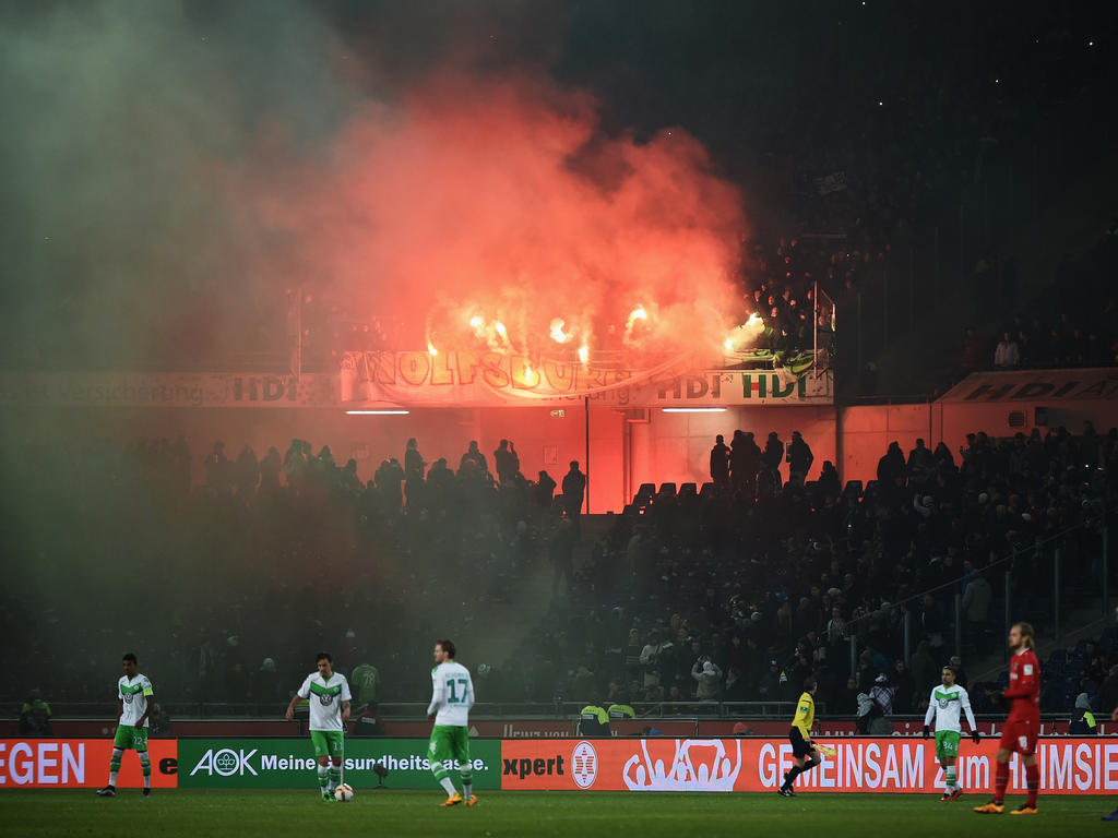In Hannover brannten die VfL-Fans Pyrotechnik ab
