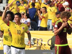 James Rodríguez (ctr.) celebra un tanto con Colombia. (Foto: Imago)