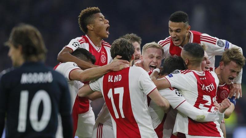 Zu früh gefreut: Vor der Videobeweisentscheidung jubeln die Ajax-Spieler über ein Tor gegen Real Madrid