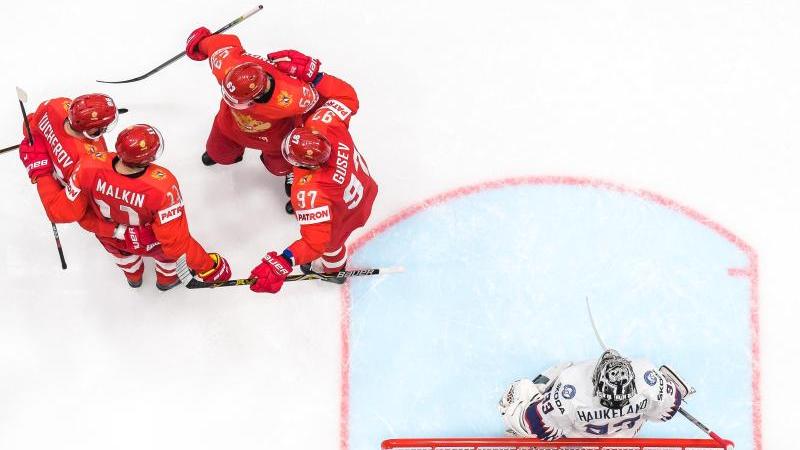 Die russischen Spieler feiern den Sieg zum WM-Auftakt gegen Norwegen Die russischen Spieler feiern den Sieg zum WM-Auftakt gegen Norwegen