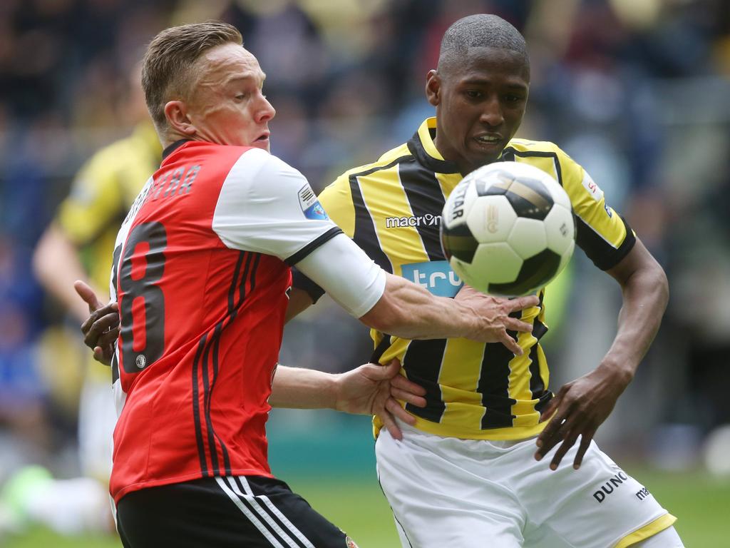 Feyenoorder Jens Toornstra (l.) en Vitesse-verdediger Kelvin Leerdam (r.) zijn in een duel verwikkeld tijdens Vitesse - Feyenoord. (23-04-2017)