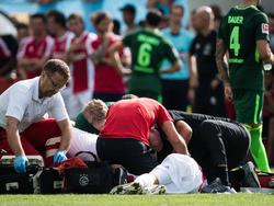 Nouri wurde lange auf dem Rasen behandelt