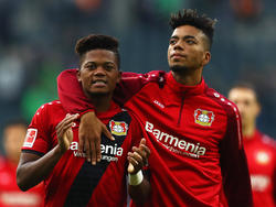 Leon Bailey (l.) soll auch weiterhin für Bayer Leverkusen auflaufen