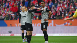 Elvis Rexhbecaj (links) und Felix Uduokhai fehlen dem FC Augsburg bei Hertha BSC