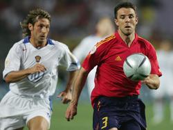 Marchena (dcha.) en un duelo ante Rusia en la Eurocopa 2004 de Portugal. (Foto: Getty)