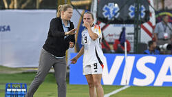 Trainerin Kathrin Peter (l.) ist mit der U20 derzeit bei der Fußball-WM