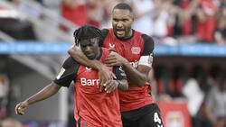 Jeremie Frimpong (l.) könnte Bayer Leverkusen im Sommer verlassen