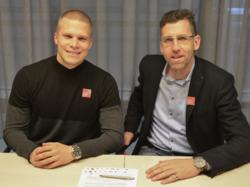 Wacker Innsbrucks General Manager Alfred Hörtnagl mit Neuzugang Henrik Ojamaa