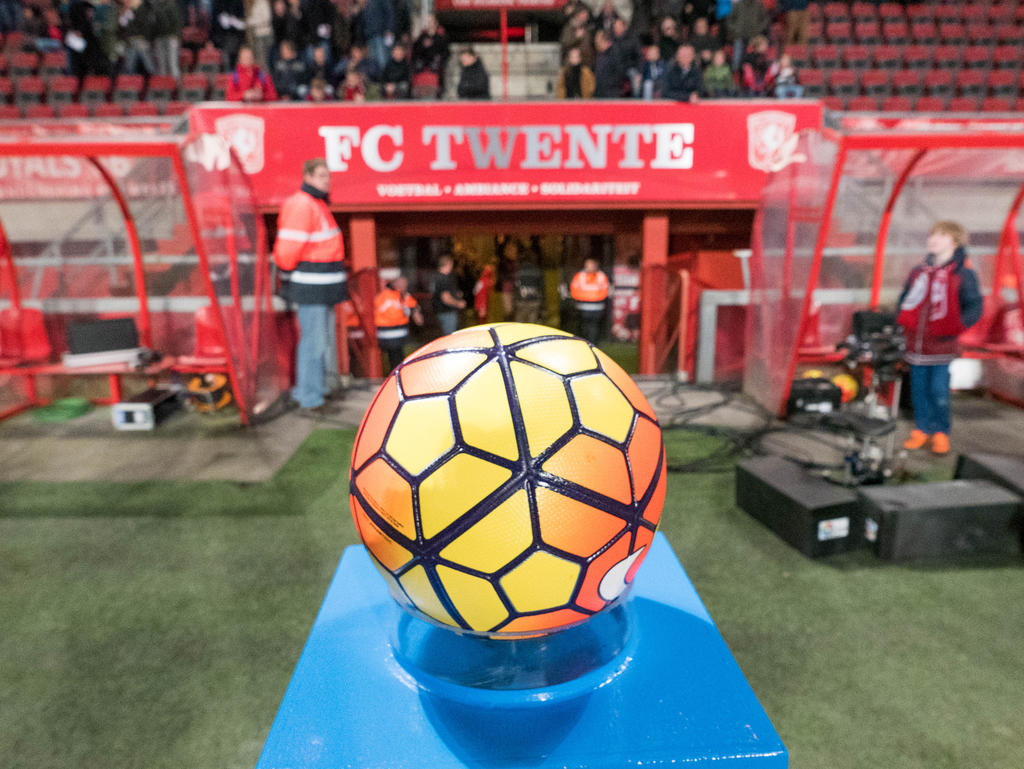 De bal ligt klaar voor aanvang van de competitiewedstrijd van FC Twente tegen FC Groningen. (27-02-2016)