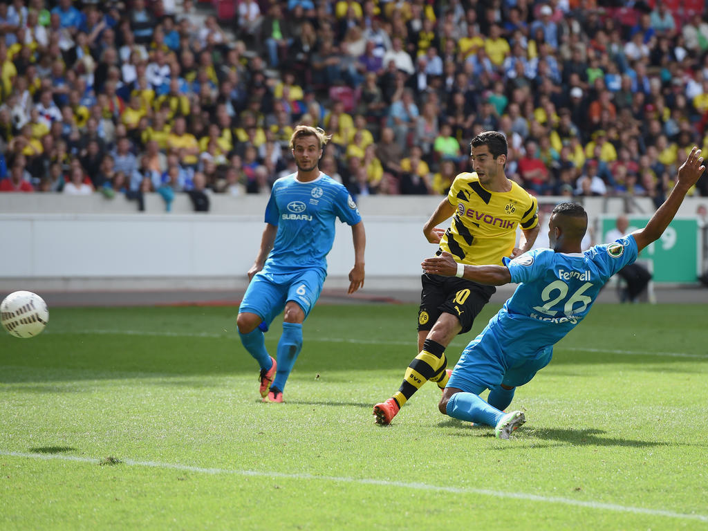 Henrikh Mkhitaryan (M.) bringt Borussia Dortmund bei den Stuttgarter Kickers in Führung