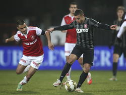 Hawbir Moustafa (l.) van MVV in duel met Jong FC Twente speler Bilal Ould-Chikh (r.). (09-02-2015) 