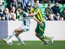 Mimoun Mahi (l.) krijgt tijdens FC Groningen - ADO Den Haag te maken met Gianni Zuiverloon in zijn rug, maar de aanvaller van FC Groningen blijft kalm. (01-03-2015)