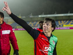 Jeffrey Leiwakabessy zoekt na de wedstrijd tegen RKC Waalwijk contact met iemand op de tribune in het stadion. (23-01-2015)