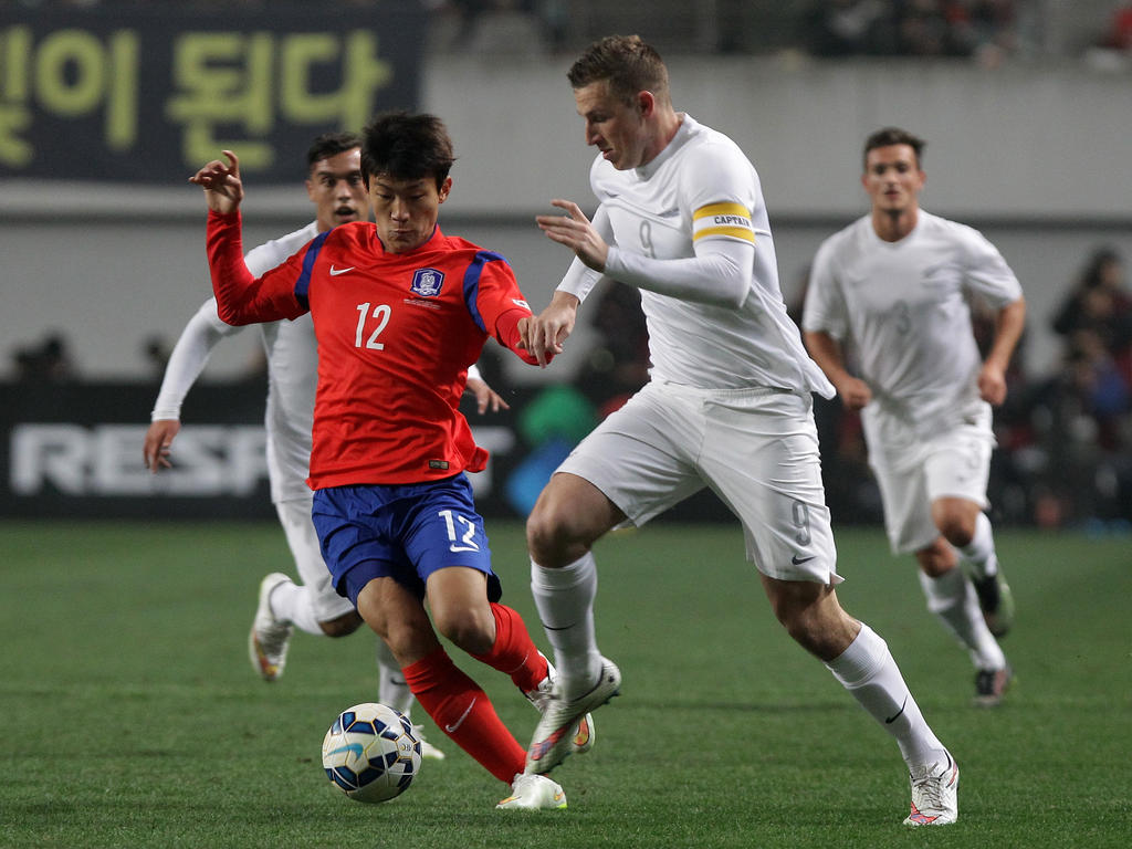 Südkoreas Han Kyo-Won (l.) im Zweikampf mit Neuseelands Christopher Wood