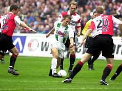 Een jonge Arjen Robben (m.) houdt in De Kuip drie veteranen bezig. Patrick Paauwe (l.), Paul Bosvelt (m.) en Ferry de Haan krijgen de creatieveling niet van de bal. (14-10-2001)