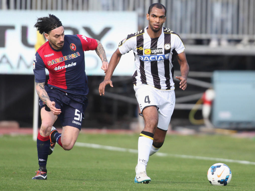 Naldo (d.) se marcha de Pinilla en un duelo Cagliari-Udinese. (Foto: Getty)