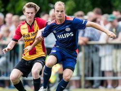 Jorrit Hendrix is een speler van DOSKO te slim af tijdens de eerste oefenwedstrijd van PSV. (05-07-2015)