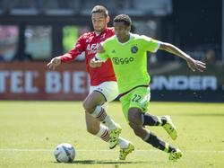 Vincent Janssen (l.) moet in de achtervolging bij Jaïro Riedewald (r.) tijdens het competitieduel AZ Alkmaar - Ajax. (09-08-2015)