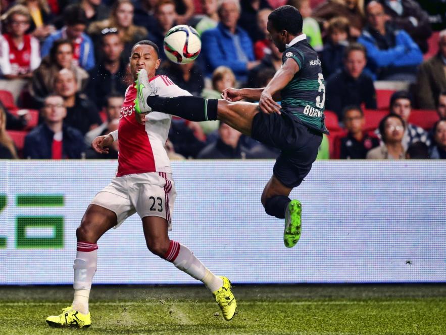 Lorenzo Burnet (l.) laat tegen Ajax zien over exceptioneel atletisch vermogen te beschikken. Met een schitterende aanname plukt hij de bal voor de neus van Kenny Tete weg. (26-09-2015)