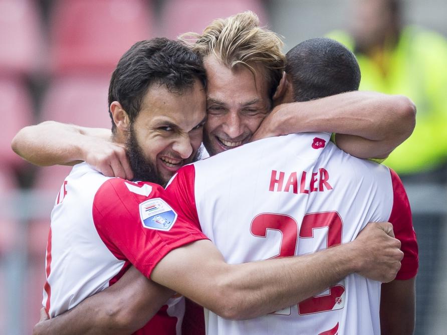 Nacer Barazite (l.) en Sébastien Haller (r.) knuffelen doelpuntenmaker Willem Janssen (m.), die zojuist voor de 1-0 van FC Utrecht tegen Vitesse heeft gezorgd. (13-09-2015)