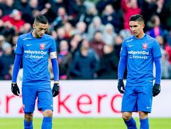 FC Twente-aanvoerder Hakim Ziyech (l) en zijn teamgenoot Felipe Gutiérrez (r) balen van de 1-0 achterstand die het is opgelopen tegen Feyenoord. (22-11-2015)