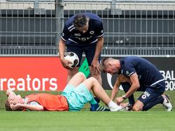 De medische staf onderzoekt de blessure van Carlo de Reuver (l.) tijdens de eerste training van Excelsior (27-06-2016).