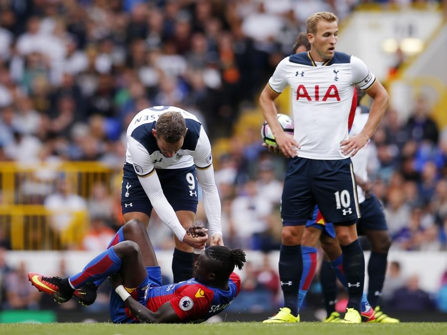 Vincent Janssen (l.) en Harry Kane (r.) staan samen in de basis van Tottenham Hotspur tijdens het duel met Crystal Palace. (20-08-2016)
