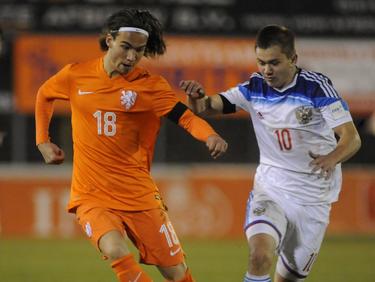 Mink Peeters (l.) probeert als speler van Oranje U18 de Rus Ivan Obliakov (r.) van zich af te houden. (24-03-2016)