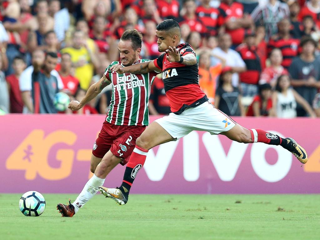 Everton intenta taponar un centro de Lucas del Fluminense. (Foto: Imago)