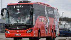Mannschaftsbus des 1. FC Kölns mit Schmähungen besprüht