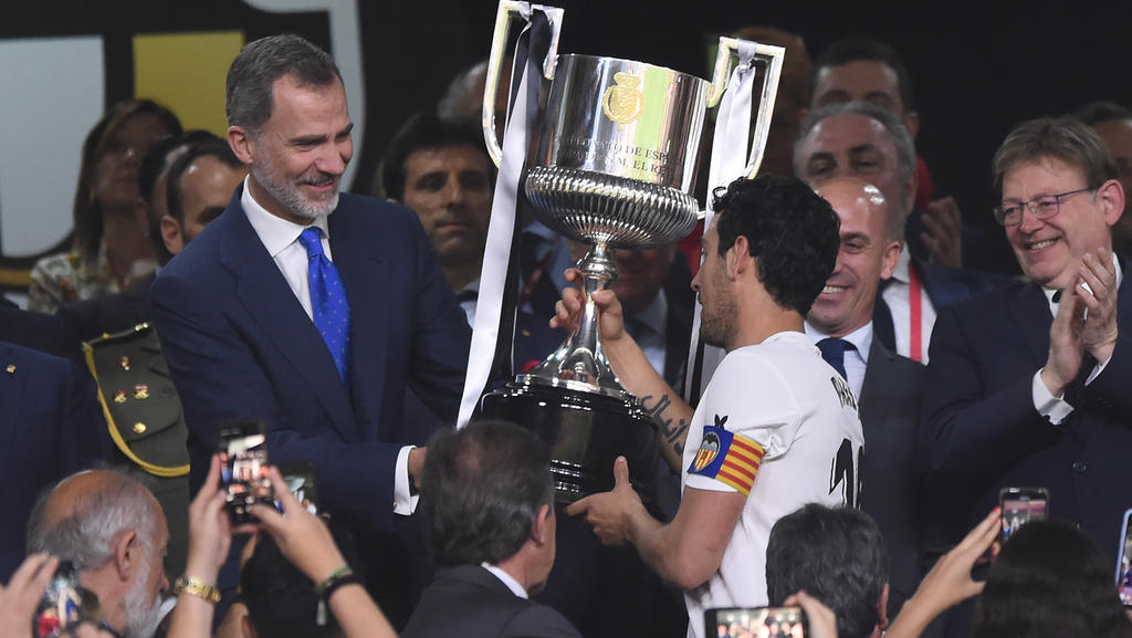 El valencianista Parejo recibe la Copa del Rey Felipe VI.