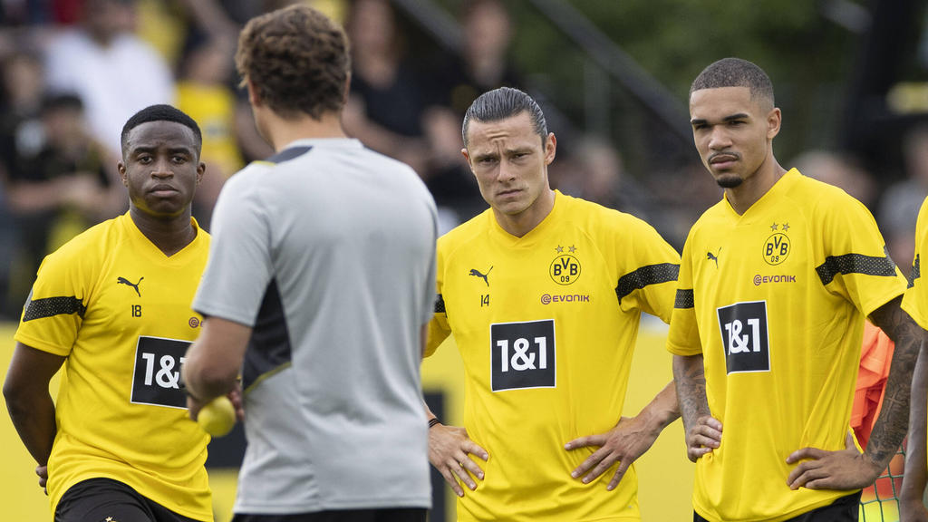 Lauschte BVB-Trainer Edin Terzic in der Saisonvorbereitung: Justin Njinmah (r.) Lauschte BVB-Trainer Edin Terzic in der Saisonvorbereitung: Justin Njinmah (r.)