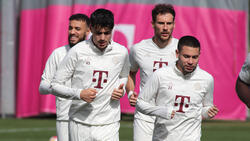 Aleksandar Pavlovic und Raphael Guerreiro müssen sich beim FC Bayern strecken