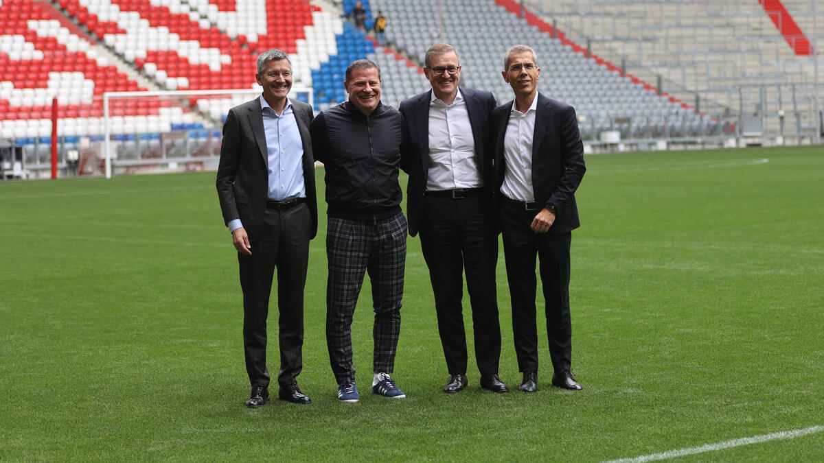 Hội đồng quản trị FC Bayern với Michael Diederich (r.)