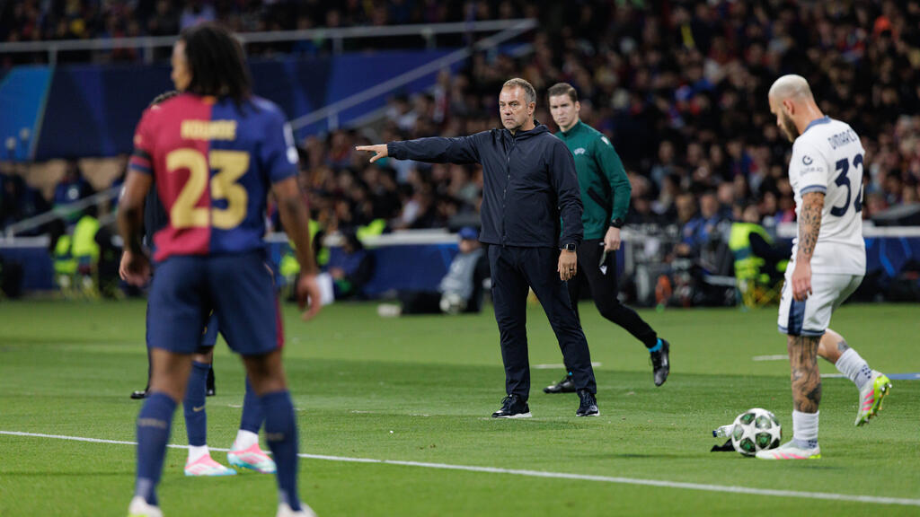 Flick hochkonzentriert während der Partie zwischen Barca und Inter Flick hochkonzentriert während der Partie zwischen Barca und Inter