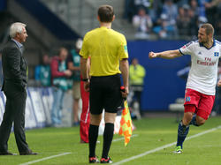 Für Bert van Marwijk (l.) war die Partie gegen den VfB das erste Heimspiel in Hamburg