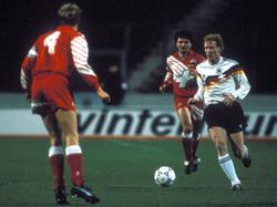 Matthias Sammer (r.) machte gegen die Schweiz sein erstes Länderspiel für Gesamtdeutschland