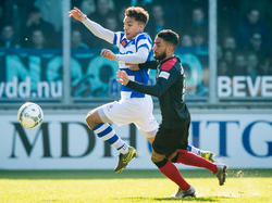 Heerenveen-back Caner Çavlan (r.), vorig seizoen nog speler van De Graafschap, is in duel met oud-ploeggenoot Karim Tarfi (l.). (28-02-2016)