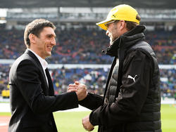 Hannovers Trainer Tayfun Korkut (l.) glaubt weiterhin an den Klassenerhalt