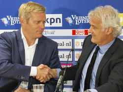 Foeke Booy (l.) en Fred Rutten schudden elkaar de hand na de persconferentie van de wedstrijd Go Ahead Eagles - Feyenoord. (27-09-2014)