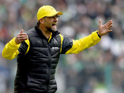 Jürgen Klopp is niet blij wat zijn team Borussia Dortmund laat zien tegen in de Bundesliga-wedstrijd Borussia Mönchengladbach. (11-04-2015)