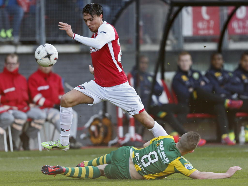 AZ-speler Steven Berghuis (l.) in een poging ADO Den Haag-speler Aaron Meijers (r.) te passeren. (18-04-2015)