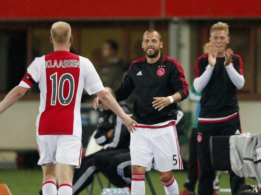 De eerste aanvoerder Davy Klaassen zoek tweede aanvoerder John Heitinga op. De verdediger zit op de bank en moet Jaïro Riedewald en Joël Veltman voor zich dulden. (29-07-2015) De eerste aanvoerder Davy Klaassen zoek tweede aanvoerder John Heitinga op. De verdediger zit op de bank en moet Jaïro Riedewald en Joël Veltman voor zich dulden. (29-07-2015)