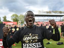 Pione Sisto viert de Deense landstitel met FC Midtjylland. (22-05-2015)