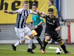 James McClean (l.) zet druk op Milot Rashica (r.), maar de aanvaller van Vitesse beschermt de bal goed tijdens het oefenduel Vitesse - West Bromwich Albion. (21-07-2016)