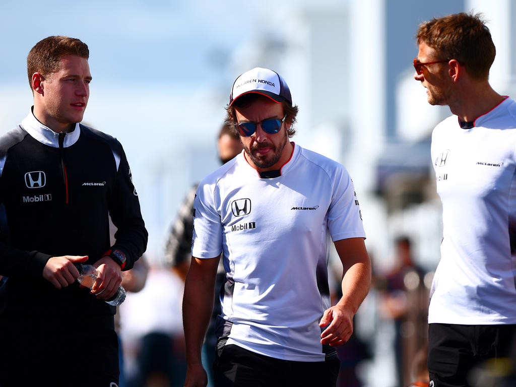 Jenson Button (r.) wird sein McLaren-Cockpit für Stoffel Vandoorne (l.) räumen Jenson Button (r.) wird sein McLaren-Cockpit für Stoffel Vandoorne (l.) räumen