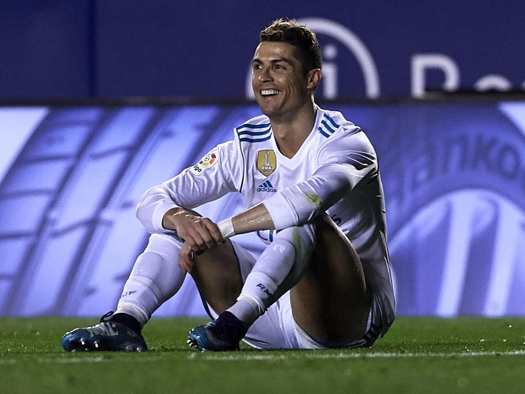 Ronaldo ríe con ironía en el Levante Real Madrid por una falta no pitada. (Foto: Getty)